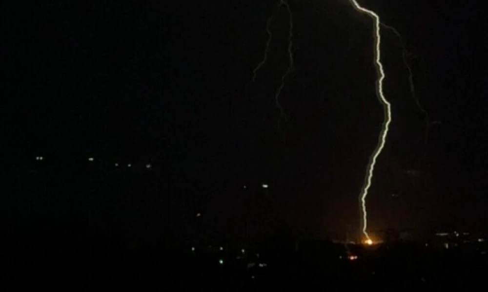Η στιγμή που κεραυνός χτυπά την Βούλα και ξεκινάει η φωτιά
